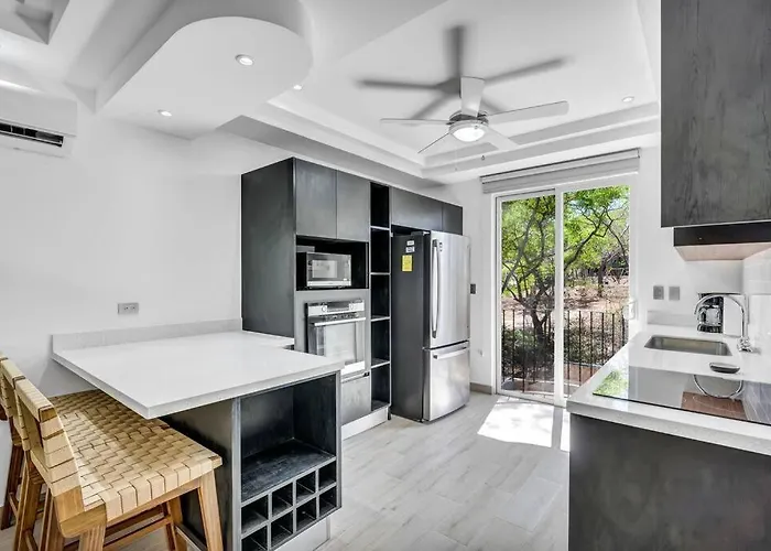 Gav4: New In Location Walkable To *